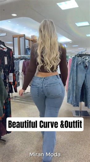 Elegant Autumn Street Style: Chic Curves & Soft Brown Top #WomenFashion #OOTD #ChicOutfits