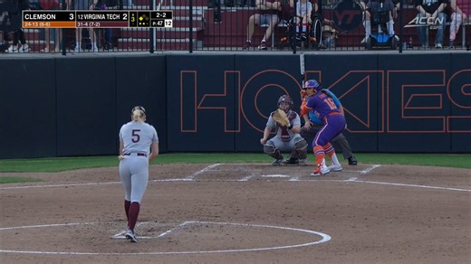 M3 | ABSOLUTELY INSANSE PLAY‼️Jordan Lynch with a diving stop and throws from her knees to secure the third out of the inning.#Hokies