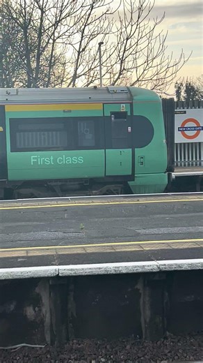 Southern Class 377 Electrostar train approaches New Cross Gate to head for London Bridge #train #377