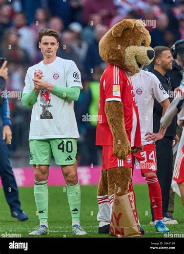 Jonas Urbig goalkeeper of FC Bayern Muenchen FCB mascot Berni, Maskottchen, celebrate after the match FC BAYERN MueNCHEN - VFB STUTTGART on April 19, 2026 at Allianz Arena Muenchen, Germany. Season 2025/2026, 1.Bundesliga, FCB, matchday 30, Photographer: ddp images/star-images - DFL REGULATIONS PROHIBIT ANY USE OF PHOTOGRAPHS as IMAGE SEQUENCES and/or QUASI-VIDEO - Credit: ddp media GmbH/Alamy Live News Stock Photo - Alamy