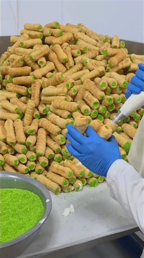 ₹10 Cream Roll = Crores Business Idea 😳