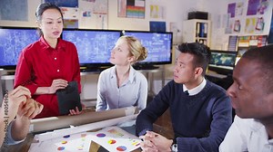 Beautiful asian businesswoman giving a presentation to her colleagues