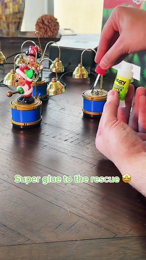 Super Glue Saves Daisy Duck in Disney Christmas Band!