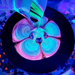 617K views · 804 reactions | They're dynamic! Fluorescent paint pouring under blacklights. Credit: jesse.genesis | Fluid Art Studios | Facebook