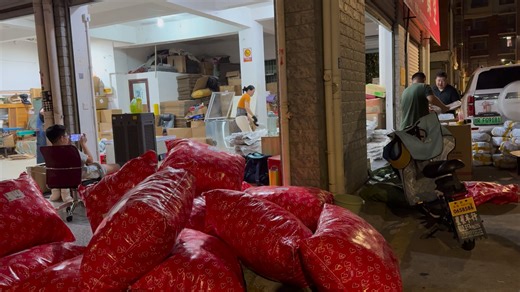 📦✨ Behind Every Smooth Delivery – There’s an EboxMan Team in Action No matter how many orders come in — 100, 1,000 or 30,000 per day — what keeps everything running isn’t just systems or automation… 👉 It’s people. People who pack carefully, check quality, coordinate logistics, and make sure your customers receive exactly what they expect. In this video, you’re seeing what we do every day: ❤️ Care 📦 Precision 🚚 Speed 🤝 Responsibility At EboxMan, we don’t just fulfill orders. We protect your 