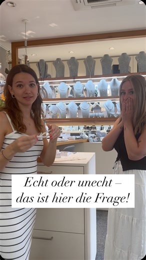 ✨ Wie erkennst du, ob eine Perlenkette echt ist? ✨ Erstmal ganz wichtig: Bei uns bekommst du NUR echte Perlen! 🐚💎 Keine Imitationen, kein Fake – nur natürliche Schönheit. Aber wie erkennt man eigentlich den Unterschied zwischen echten und unechten Perlen? 🤔 Das verraten wir dir im nächsten Video! 🎥 👉 Damit du’s nicht verpasst: Folge uns jetzt! 💫 #Perlen #EchtePerlen #Schmuckliebe #Qualität #Schmucktipps #Perlenkette #Schmuckwissen | DIE PERLE
