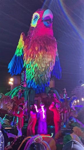 Le carnaval de Nice fête ses 150 ans cette année ce qui fait de lui le plus vieux carnaval du monde. #nice #carnaval #carnavaldenice #carnavaltiktok #carnavaldumonde #carnavaldenice2023 #carnavaldeniceofficiel #nicefrance #cotedazur #frenchriviera #2emeplusbeaucarnaval #incroyable #150ans #nicesong
