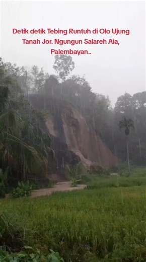 Detik-detik Tebing Runtuh di Olo Ujung Tanah Jor