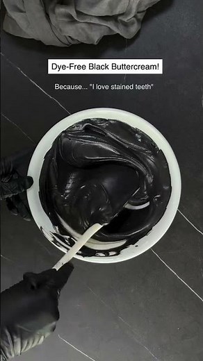 The secret to Beautiful BLACK BUTTERCREAM without adding any artificial dyes or colors ✨Black