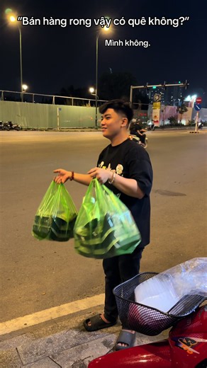 Đứng bán hàng rong, nhảy nhót giữa đường để mời khách, có người cười, có người nhìn với ánh mắt xem thường. Sĩ diện không nuôi được vợ con. Cái tôi cũng không trả được hóa đơn cuối tháng. Tôi chọn gác cái tôi sang một bên để đổi lấy cuộc sống tốt hơn cho những người mình yêu. Tôi không xấu hổ vì bán hàng. Tôi chỉ xấu hổ nếu khỏe mạnh mà lại ngồi than nghèo, chờ người khác thương hại. Mồ hôi rơi xuống để đổi lấy đồng tiền sạch thì đáng tự hào hơn bất kỳ vẻ hào nhoáng nào. Hôm nay tôi có thể là ng
