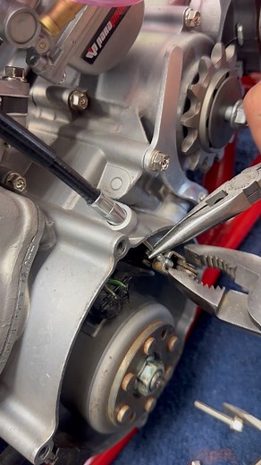 Jay Clark DirtBikeTV on Instagram: "Clutch cable set up tip for the CR250R 珞 #CR250r ✊ Go to our LinkTree in profile for latest videos, stories & discount links. @ridedunlop @wisecopistoninc @prox_racing_parts @jepistons @fmf73 @decalworks @odi_moto @unifilter @worksconnection @rekluse_motorsports @cometicgasket @klotz1959 @motionpro @onxoffroad @cardosystems @vintco_usa @mxplastics follow Spencer @dirtbiketv2 #2strokes #dirtbike #motocross #cr125 #cr250 #honda250"