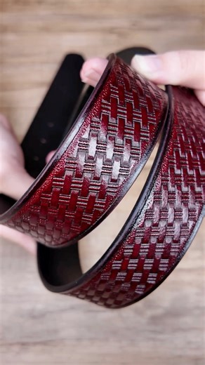 ✨ 植鞣壓紋皮帶｜打造你的專屬皮帶✨ 免敲印、免雕刻，天然植鞣革上已壓好立體紋理！ 原色皮革可自由染色、修邊、加五金，簡單加工就能打造一條專屬你的特色皮帶。 附帶尾箭型切割設計，細節一次到位👌 🎁 現在購物就用 FBDEAL10 折扣碼，leather.tw 官網 9 折優惠等你拿！ #植鞣皮帶 #壓紋皮帶 #皮革DIY #皮革工藝 #皮革手作 #手作皮帶 #皮革五金 #植鞣革 #皮革材料 #皮帶 #雕刻皮帶 #騎士牌 #頤坊皮藝 --- ✨ Embossed Belt Blanks | Create Your Own Signature Belt ✨ No stamping, no carving — the intricate embossing is already done for you! Just dye, edge, and add your favorite buckle to craft a one-of-a-kind belt in no time. 🎁 Shop now & get 10% OFF with code FBDEAL10 at ivan.tw 