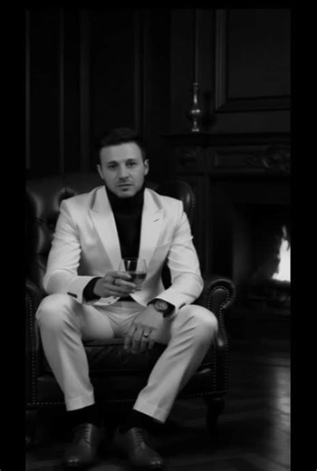 Stai liniștit o clipă. Nu mai judeca. Nu mai număra greșelile. Doar privește. Proștii merg înainte. Nu pentru că știu ceva ce tu nu știi. Ci pentru că nu știu suficient cât să se oprească. Ei nu au auzit glasul acela interior care șoptește mereu: „nu merge”, „nu acum”, „nu e momentul”, „nu ești pregătit”, „o să râdă lumea”. Ei trec prin fața glasului ca și cum ar fi vânt. Și uneori vântul chiar îi împinge mai departe. În liniștea asta în care stai acum tu, cu toate argumentele tale perfecte, cu 