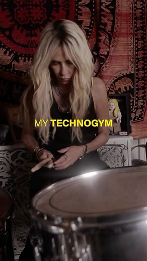 Technogym Greece on Instagram: "🎥 Δείτε ολόκληρη την ιστορία στο link στο bio 🎤 «Η σκηνή για μένα είναι κάτι σαν γυμναστήριο. Εγώ στη σκηνή γυμνάζομαι. Χορεύω μ’ έναν δικό μου τρόπο. Το να τραγουδάω περίπου 4 ώρες για μένα είναι μια πολύ σκληρή γυμναστική και αποδείχτηκε τελικά ότι, σε συνδυασμό με την υπόλοιπη γυμναστική που κάνω στη ζωή μου, μου δίνει αυτό που λέμε αντοχή. Είδα ότι η γυμναστική με τα βάρη, μου έδωσε ένα άλλο σώμα. Κέρδισα ένα άλλο σώμα. Η γυμναστική είναι σαν την αγάπη, σαν