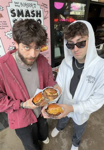 You HAVE to try this Mac and cheese burger #foryoupage #foryou #foodtok #foodreview