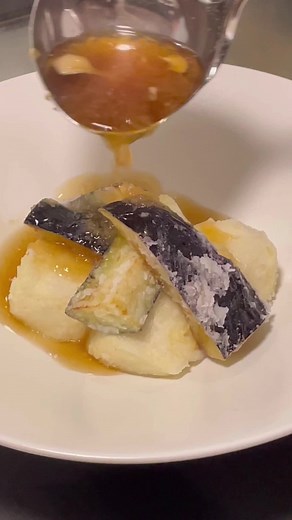 豆腐が驚くほど美味しくなる「豆腐とナスの揚げ出し」 ◾️どんなことでもコメントしてもらえると嬉しいです☺️ 【材料】2〜3人前 絹ごし豆腐 150g×2パック ナス 1本 マイタケ 1/2パック 片栗粉 適量 サラダ油 適量 水 300ml 顆粒和風だし 小さじ1 醤油 大さじ2 みりん 大さじ2 大根おろし 大さじ2 ねぎ、刻みのり お好みで ◾️豆腐とナスは揚げたあとにキッチンペーパーなどでしっかりと油を切ります ◾️豆腐はもめん豆腐でも大丈夫です #簡単レシピ #レシピ動画 #揚げ出し豆腐