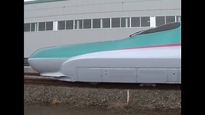Teknologi shinkansen merupakan salah satu teknologi kereta yang menakjubkan di Jepang. Dengan kecepatannya yang terus berkembang dan waktu tempuh yang semakin singkat, shinkansen menjadi pilihan transportasi yang populer di Jepang. 🚅🚅🚅 Kali ini, kami ingin share video tahun 2015 yang membahas mengenai teknologi shinkansen di Jepang. Pada saat video tersebut dibuat, kereta shinkansen tercepat saat itu adalah seri Hayabusa, dan saat ini Shinkansen sepertinya telah menambah fitur serta jaringan 