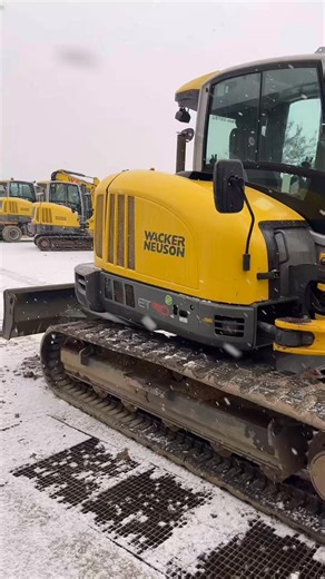 TP Service on Instagram: "Avant / Après d’un nettoyage ✨ Nettoyage d’une pelle ET90 Wacker Neuson Sous la neige ❄️ 🥶"