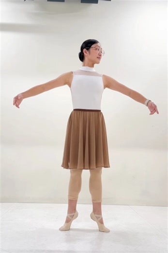 為什麼穩定度比新動作更重要？ —— 從動作變異度（Motor Variability）看控制品質 在學習舞蹈或任何身體訓練時，我們往往會陷入「解鎖新動作」的執著中，認為學會的招式越多，代表能力越強。 但在動作科學的視角下，衡量一個學習者是否真正進階，關鍵不在於他「能不能做到」，而在於他能不能「穩定地做到」。 這涉及到動作學習中的一個核心概念：動作變異度（Motor Variability）。 當一個動作處於不穩定狀態時，大腦往往是透過偶然的爆發力或身體的代償（Compensation）來勉強完成。這種「勉強達成」的動作變異度極高，每一次執行的路徑都不同，這代表神經系統尚未建立成熟的控制迴路。 真正的穩定，代表神經系統已經能在各種微小的環境干擾下，依然保持精準且高效的控制品質。 這也是為什麼在喚動的課堂設計中，我們始終強調「回到基本的穩定訓練」。 這並非教學上的保守，而是一種向遠看的佈局。 因為缺乏穩定的高難度動作，就像蓋在沙灘上的華麗城堡。唯有當你的神經控制足夠成熟，身體不再需要依賴代償來維持平衡時，更高階的技巧才有空間生長。 在動作學習的道路上， 穩定，不是止步不前，而是為了跳得更遠