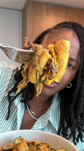 Replying to @Lamanda || HealthTech BFF 👇🏾 Directions for this Squash & Tofu Bacon Pasta 🤤 First, if you haven’t had a chance to make a batch of my tofu bacon bits, do itttttt because you’ll need them for this recipe. You can find the video on my page (I just shared it in my stories) and the written recipe on my website. Slice the zucchini and yellow squash and season with salt and black pepper. Add them to a greased baking sheet in a single layer and spray with olive oil before baking in the 