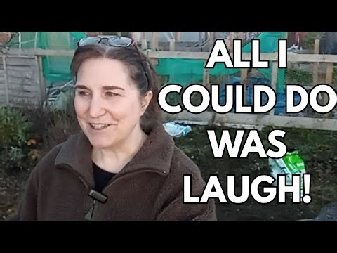 Mulching strawberries with sheep fleece, dealing with disasters and getting some perspective! 🍓+🐏+🤔