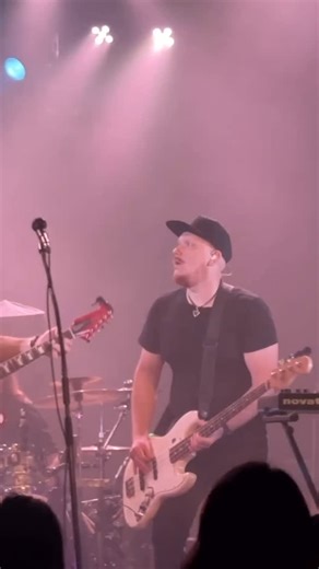 Liskot on nyt viikon vanha, joko olet ehtinyt kuuntelemaan meidän uuden singlen? 🤩 Mikäli et, niin nyt kipin kapin Spotifyhyn tai johonkin muuhun suoratoistopalveluun kuuntelemaan! 🎧 Tulevat keikat: 14.11. Jyväskylä, Urkan Baari 21.11. Kemi, Ramona 22.11. Laukaa, Peurunka Areena 28.11. Pihtipudas, Kolima Live #oliverband #liskot #uuttamusaa #musiikki #spotifysuomi #suomirock #suomipop | Oliver (virallinen)