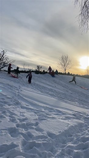 Att få ha hela backen full med vänner, vilken rikedom! 🧡 Att sörja och samtidigt försöka ta vara på alla stunder som de vore guld är inte en självklar ekvation. Ändå är det just de här små stunderna vi lärt oss, att är otroligt viktiga att ta vara på. Det är nu det händer -livet. 🧡 och vi får vara med på tåget. Livia hade en fantastisk dag med klasskompisarna för att fira sin 10-års dag, tack alla som förgyllde dagen för både henne och oss andra! 🙏🧡 | Caroline Henriksson