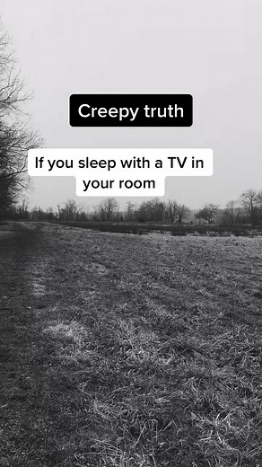 La conexión entre los espejos y la televisión en tu habitación