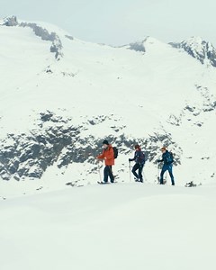Get the feeling of being weightless in the snow… A unique experience on snowshoes through the magnificent landscapes of the Aletsch Glacier. https://www.myswitzerland.com/en-in/experiences/winter/stories/floating-over-the-snow/ 📍@AletschArena, Valais Wallis | Switzerland