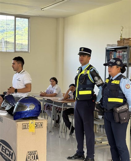 La Secretaría de Movilidad de la Alcaldía de Supía realizó la entrega de cascos en el INTEC para promover la seguridad vial de los estudiantes💚💛