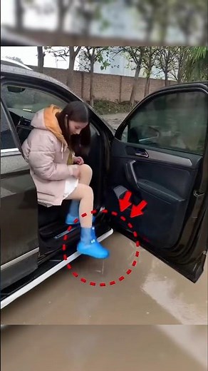 This Rubber Cover Saves Your Shoes in Rain