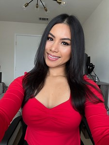 HO HO HO! It’s 11 days before Christmas… so crazy! Where the heck did this year go lol 😂🎁🎅🏻Happy Saturday! And Santacon day SF! Be safe out there today if you’re going out, it’s hella windy!❤️#justinbieber #mistletoe #santacon #sfbayarea #ellonamusic | Ellona Santiago