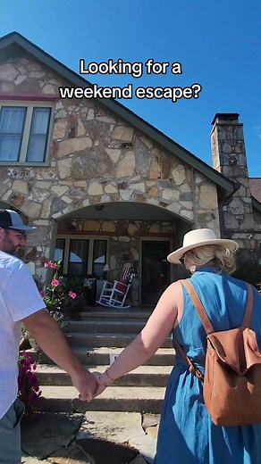 If you're daydreaming about escaping for the weekend, it's time to plan a trip to historic Hardy!! The Spring River Stonehouse Inn was built in 1924 and is so quiet and comfortable! And it's literally next door to one of our favorite restaurants in town, The Corner Booth! (chocolate chip pancakes...NOM!!) Book your stay at the Stonehouse Inn and tell Ginni we said hi!! #arkansas #hardyarkansas #arkansashistory #uniqueairbnbs #springriver #stonehouse #travelthesouth