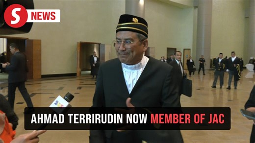 Federal Court judge Tan Sri Ahmad Terrirudin Mohd Salleh has been appointed to the Judicial Appointments Commission (JAC). In a Federal Government gazette dated Nov 18, and sighted by The Star, it was stated that the Prime Minister had appointed Ahmad Terrirudin as a member of the JAC, pursuant to paragraph 5(1)(e) of the Judicial Appointments Commission Act 2009. Read more at https://tinyurl.com/55w6e6ju WATCH MORE: https://thestartv.com/c/news SUBSCRIBE: https://cutt.ly/TheStar LIKE: https://f
