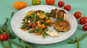 ARD-Buffet: Rezept: Räucherfischfrikadelle mit Bohnen-Tomaten-Salat