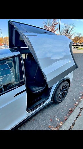 273K views · 2.9K reactions | Dealer cho mình mượn tạm con Model X mà công nhận nó đã thật sự! Mở cửa kiểu cánh chim nhìn thôi đã thấy tương lai, chạy thì êm như lướt, tăng tốc không tiếng máy mà dính lưng liền. Tesla đúng là biết cách làm người ta nghiện cảm giác lái. Đi tạm mà thấy mê luôn, Plaid nó còn đã nữa, chắc phải suy nghĩ lại. | Long Tran | Facebook