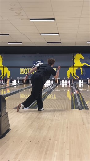 Robert Vater on Instagram: "Bowling against @brett.lloyd as he prepares for some PBA Tour events this season! @hammerbowling Maximum Effect and Motiv Evoke Mayhem (Brett Lloyd) #HammerBowling #MotivBowling"