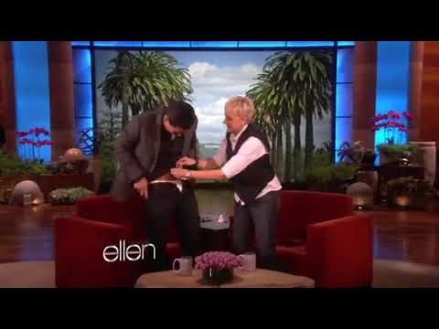 Mario López enseñando su bulto en boxer blanco