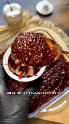 481K views · 3.5K reactions |  Starinski kolač s jabukama na čaše – miris djetinjstva koji se ne zaboravlja! ❤️ Sočan, mirisan i jednostavan, s ribanim jabukama, cimetom i tankim slojem pekmeza koji sve spaja u savršenu cjelinu. 不 Priprema je u komentaru. | Brzi Recepti | Facebook