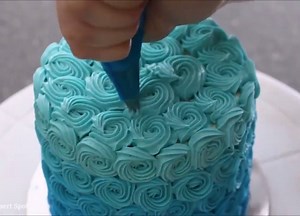 2.6M views · 12K reactions | Mini Repetitive Piping Pattern Cake Tutorial By: Rosie's Dessert Spot | MetDaan | Facebook