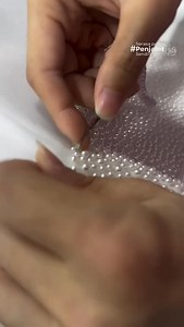 Detail couture dimulai dari sini pearl demi pearl dijahit manual supaya teksturnya rapi dan halus saat dipakai. Detail yang pelan, tapi efeknya besar. ✨ #RavelouxDesign #HandsewnDetails #GaunPremium #PayetRapi #BridalDetailWork | Raveloux.Official