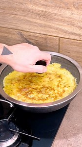 Tortilla de papas, la frittata di patate Spagnola, ricetta buonissima! Ingredienti per 4 persone *in una padella da 26 cm di diametro 550 g di patate (sbucciate) 220 g di cipolle 8 uova Olio evo q.b. Sale q.b. Pepe nero q.b. | Carlo Gaiano