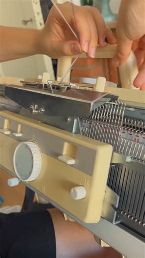 Machine knitting a scarf 🧣 #knittingmachine #machineknitting #diy #knitting #sentroknittingmachine