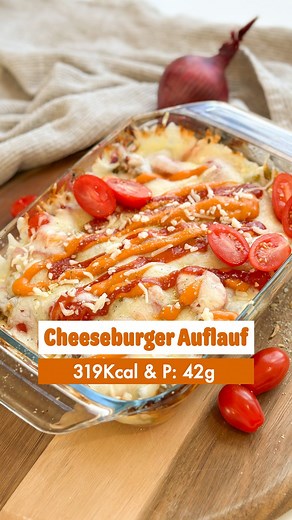 Susanne Lagace on Instagram: "Cheeseburger Auflauf 🍔🤩 📌 Speichert euch das Rezept am besten direkt ab, damit ihr es schnell wieder findet und direkt nachmachen könnt. Helloooo ihr Lieben 🥰, dieser Auflauf geht mega schnell, schmeckt lecker und stillt den Heißhunger auf Fast-Food.🥰 ▶️ Welche More Spices und Gourmet light Saucen benutzt ihr besonders oft und wo zuletzt? 🤩🤤 ✨ Zutaten 300g Rinderhackfleisch fettarm 250g Cherry Tomaten halbiert 5-6 Gewürzgurken in Scheiben 1 kleine rote Zwiebe