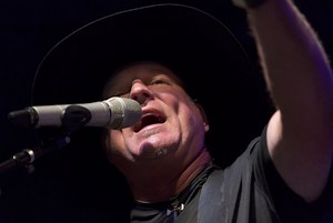 Retiring country music star makes major life announcement