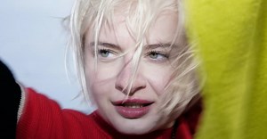 Song You Need: Låpsley is falling but in control on “32 Floors”