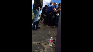 Le groupe Hippie Sabotage se bat avec la sécurité d'un festival