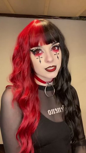 Living my full goth dreams in this wig from @donalovehair ❤️🖤 #alternativegirl #egirl #gothgirl #gothmakeup #makeupartist #fyp