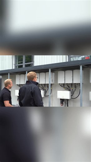 SolarEdge DACH on Instagram: "Früherkennung und Leistung auf Modulebene – für Sicherheit und Ertrag. SolarEdge Systeme erkennen potenziell kritische Situationen wie Lichtbögen in der Regel frühzeitig und informieren Betreiber entsprechend, bevor Risiken entstehen können. Gleichzeitig sorgt die Leistungsoptimierung auf Modulebene dafür, dass jedes einzelne Modul seinen möglichen Ertrag liefert – unabhängig davon, ob andere Module im Strang verschattet oder bereits degradiert sind. Das Ergebnis: m