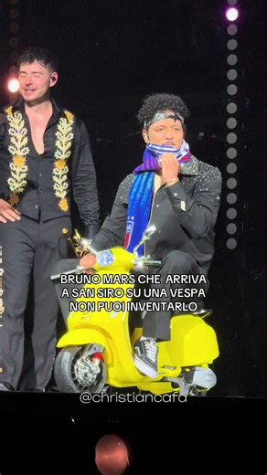 Bruno Mars che arriva a cantare a Milano su una vespa è multiverso puro😭🛵 #brunomars #concerto #milano #leavethedooropen @Bruno Mars